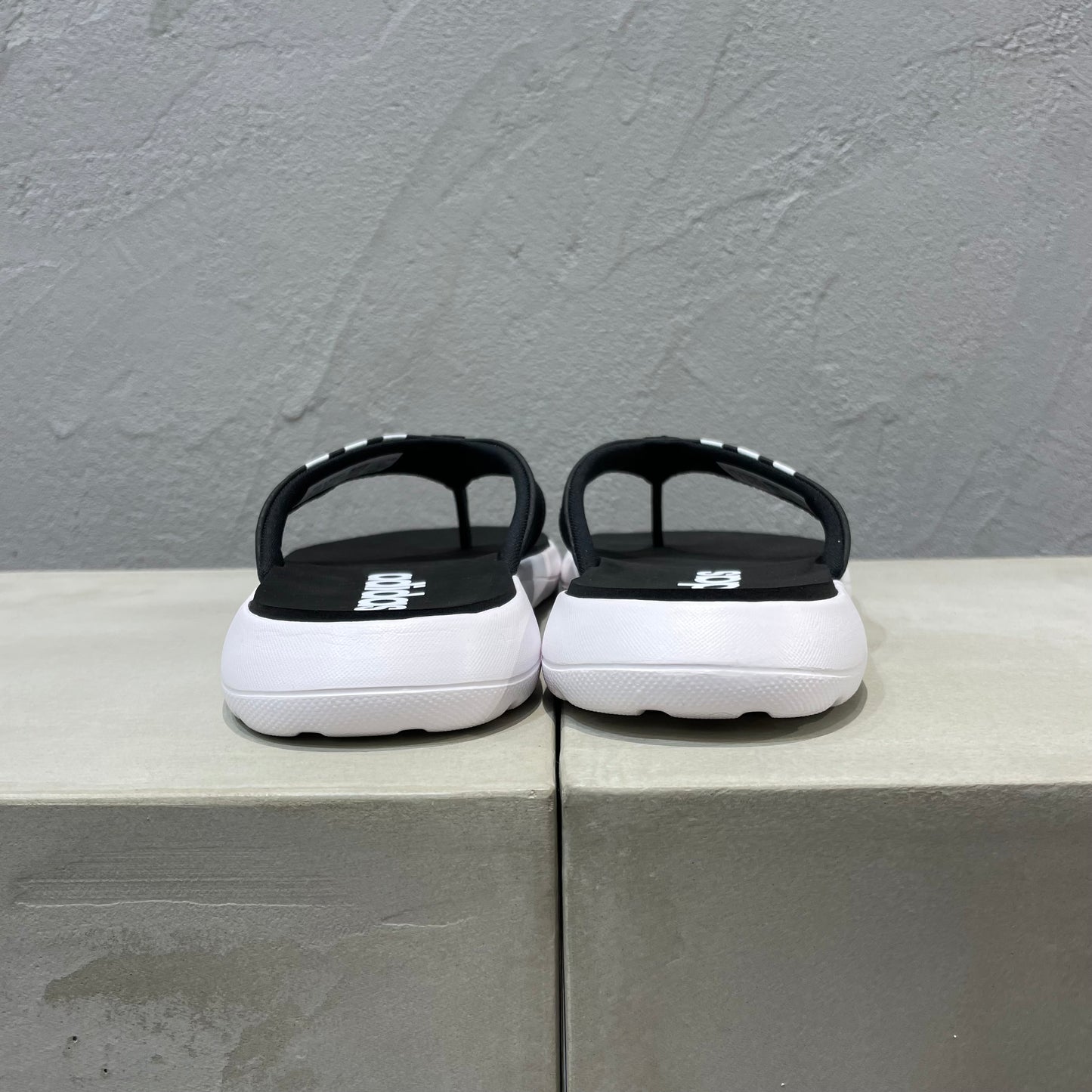adidas//トングサンダル