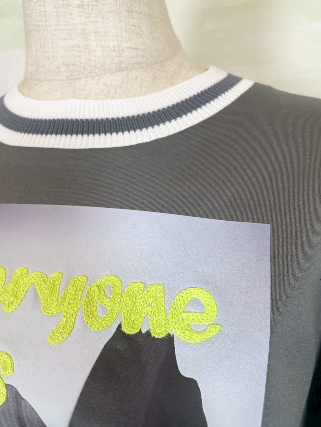 【EN'DAY】アートプリント×コード刺繍 Tシャツ