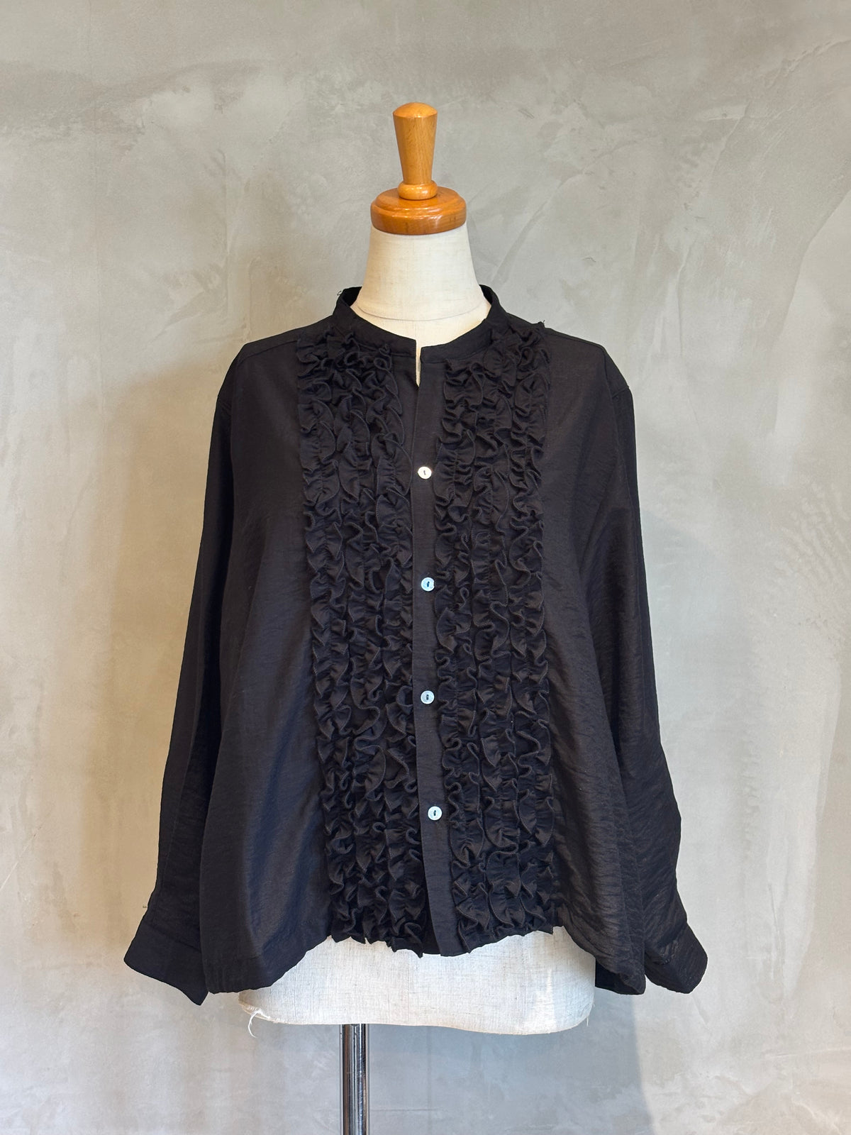 〈10/1ライブ紹介商品〉【FIL DE FER】レーヨンシャンタンショートフリルシャツ