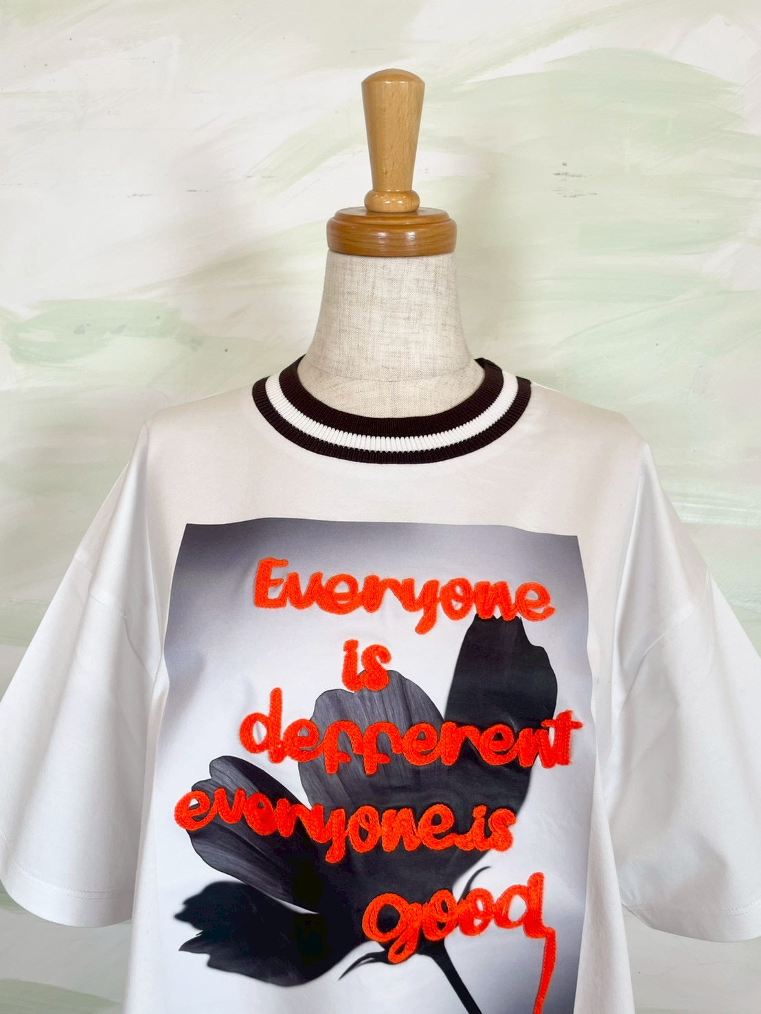 【EN'DAY】アートプリント×コード刺繍 Tシャツ