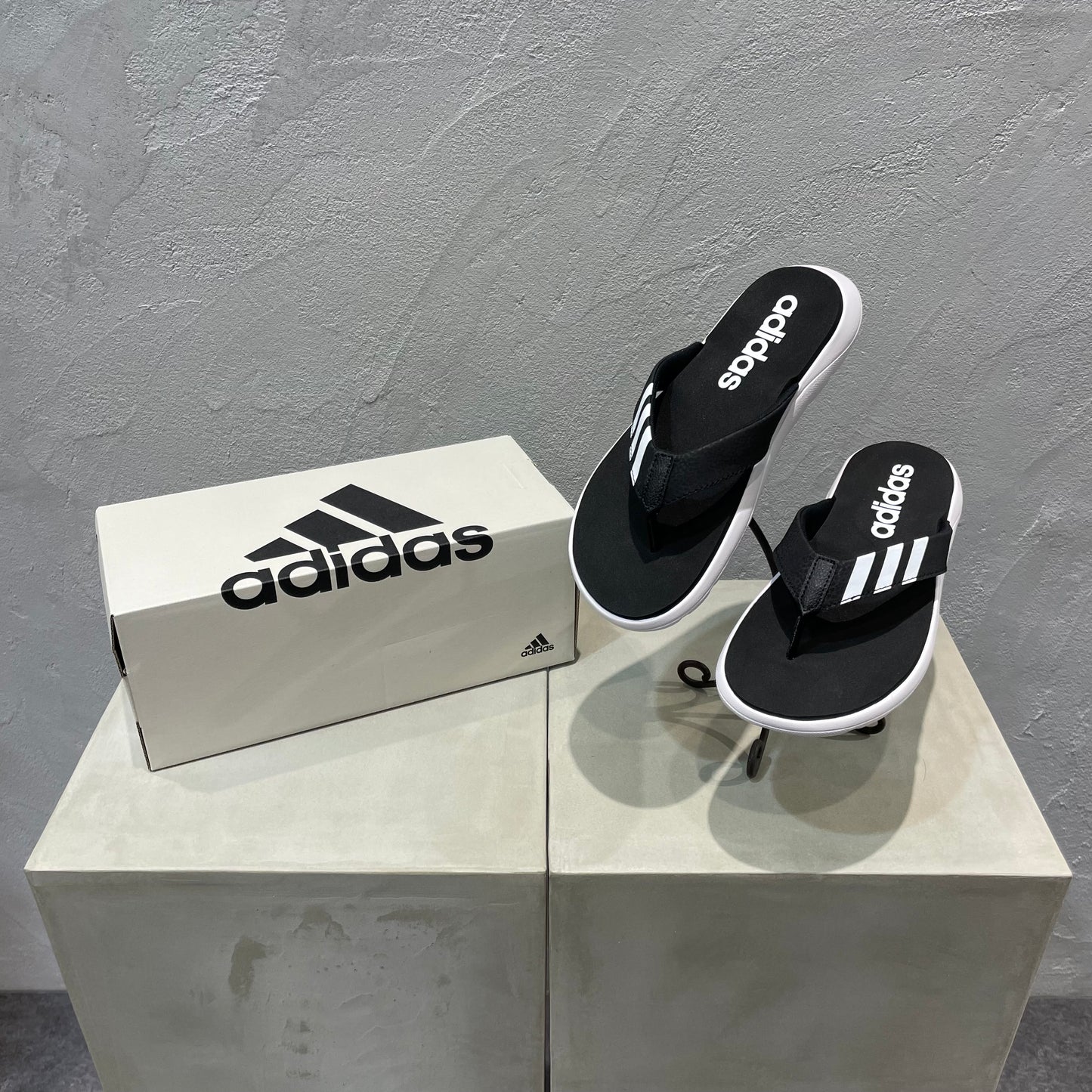 adidas//トングサンダル