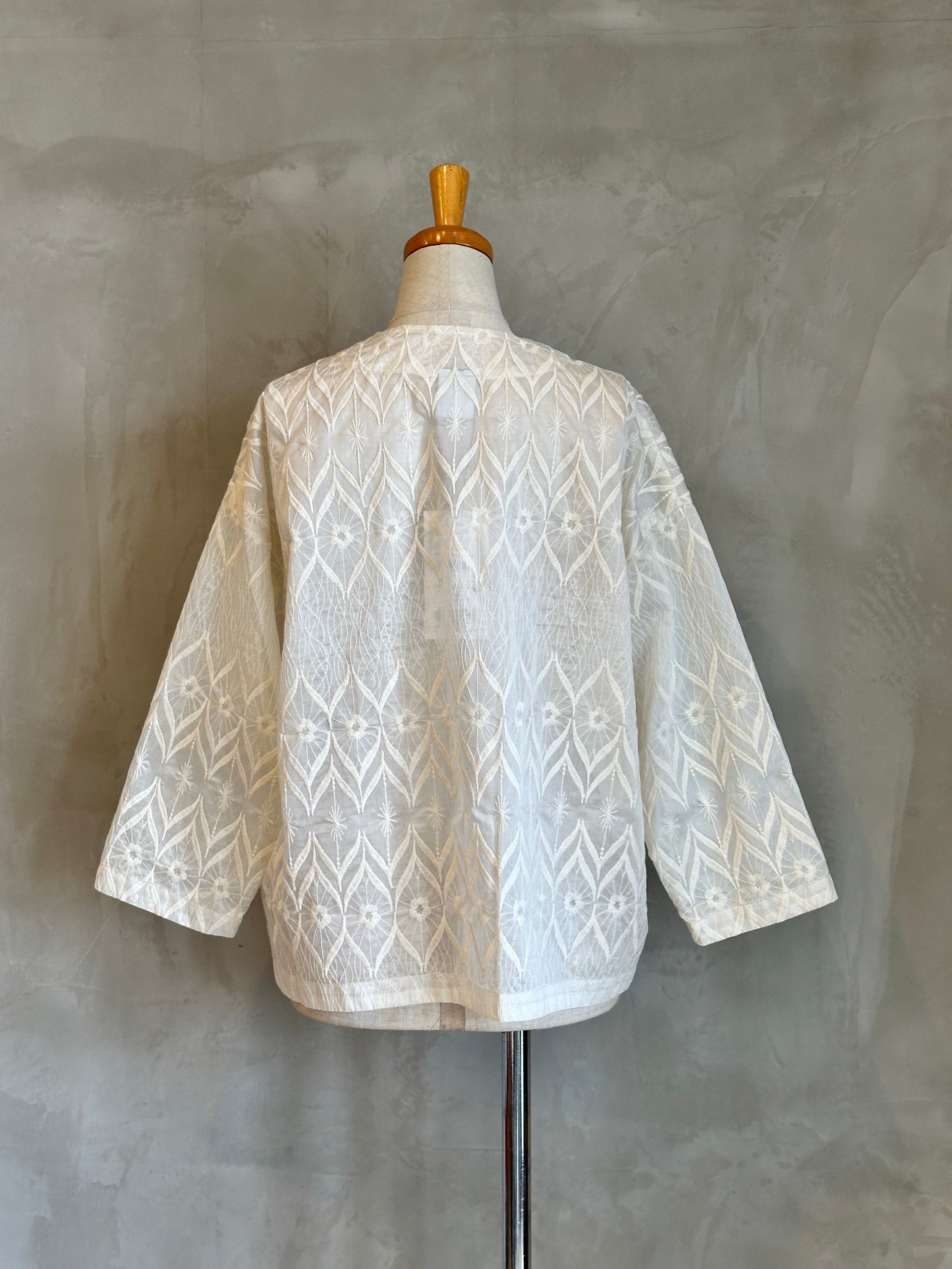 【NOMBRE IMPAIR】フラワー刺繍V開きブラウス
