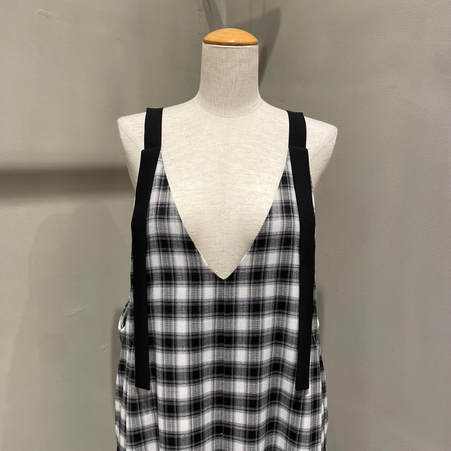 【CHIGNON】Vネックサロペット