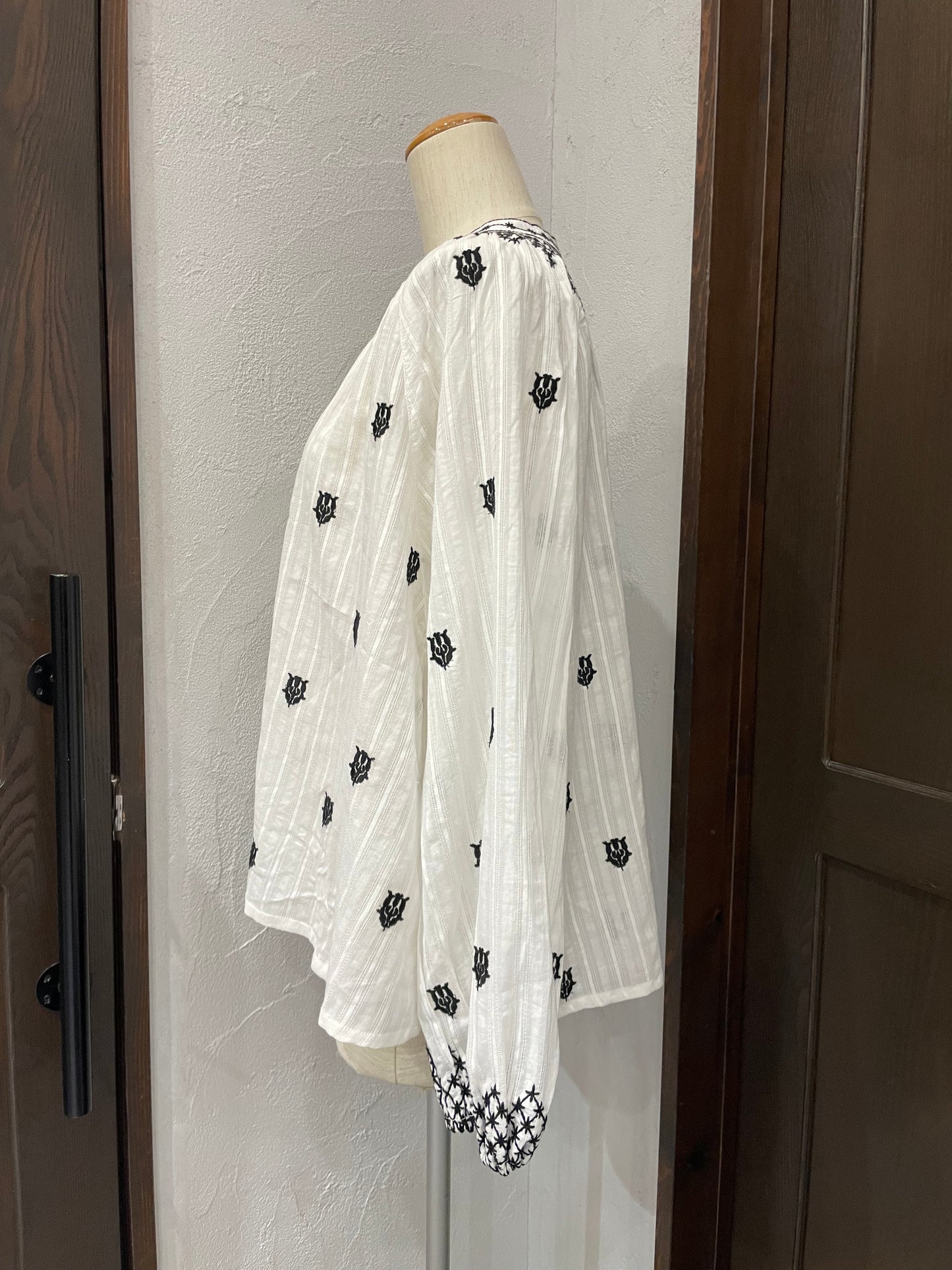 【TORRAZZO DONNA】インド刺繍ブラウス