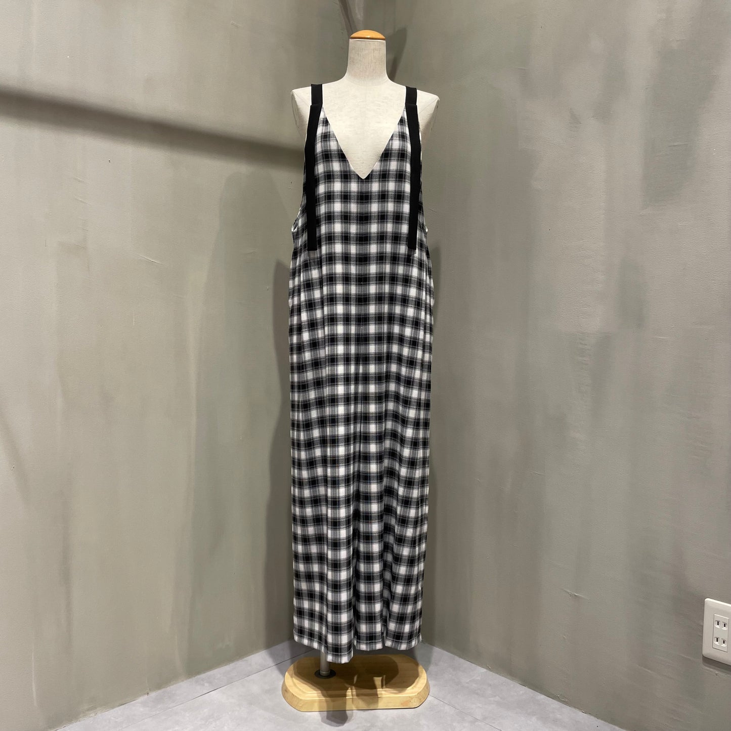 【CHIGNON】Vネックサロペット
