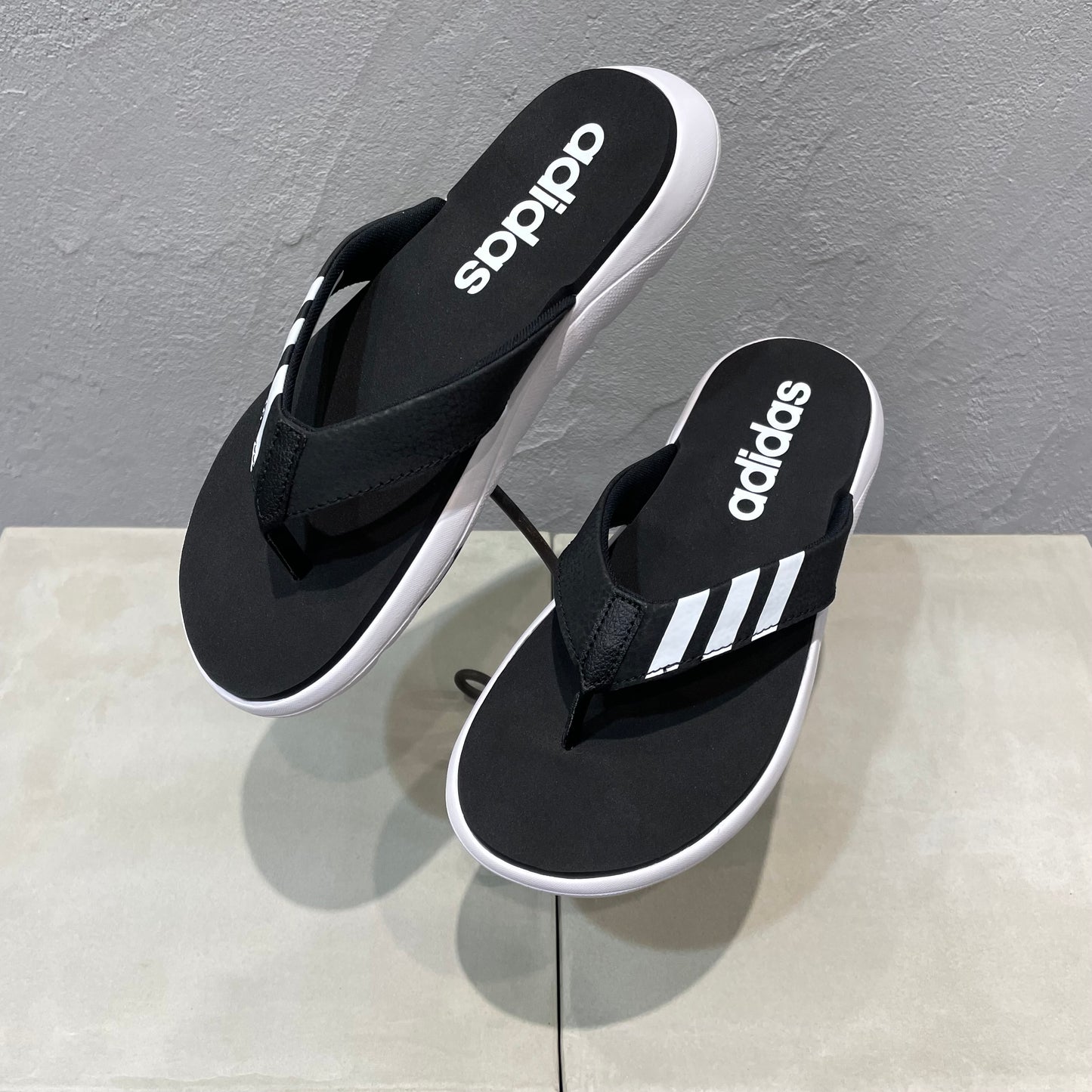 adidas//トングサンダル