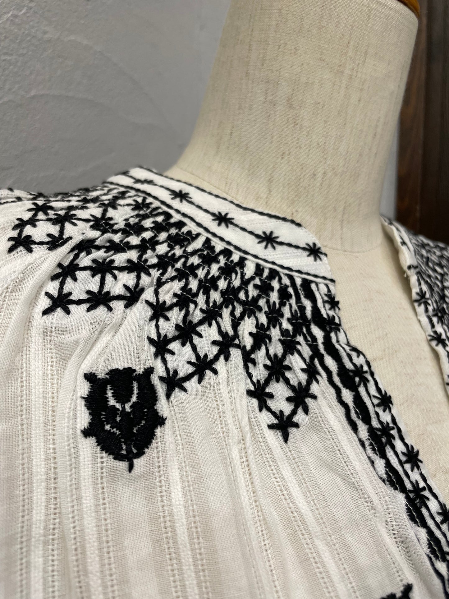 【TORRAZZO DONNA】インド刺繍ブラウス
