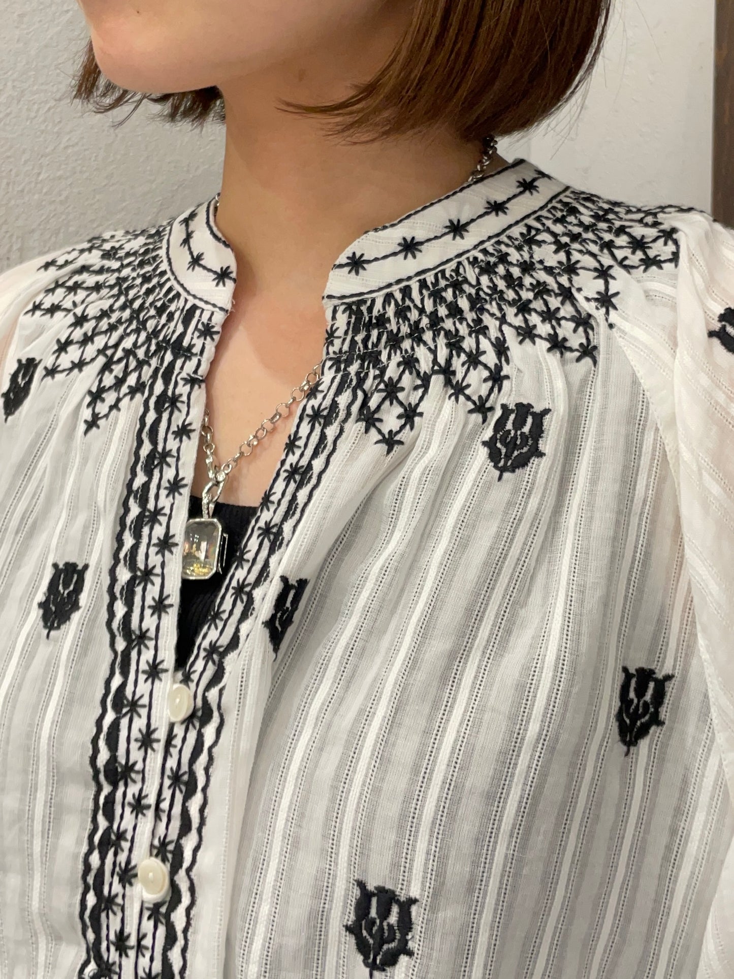 【TORRAZZO DONNA】インド刺繍ブラウス