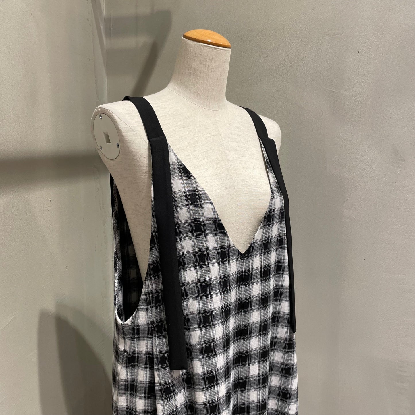 【CHIGNON】Vネックサロペット