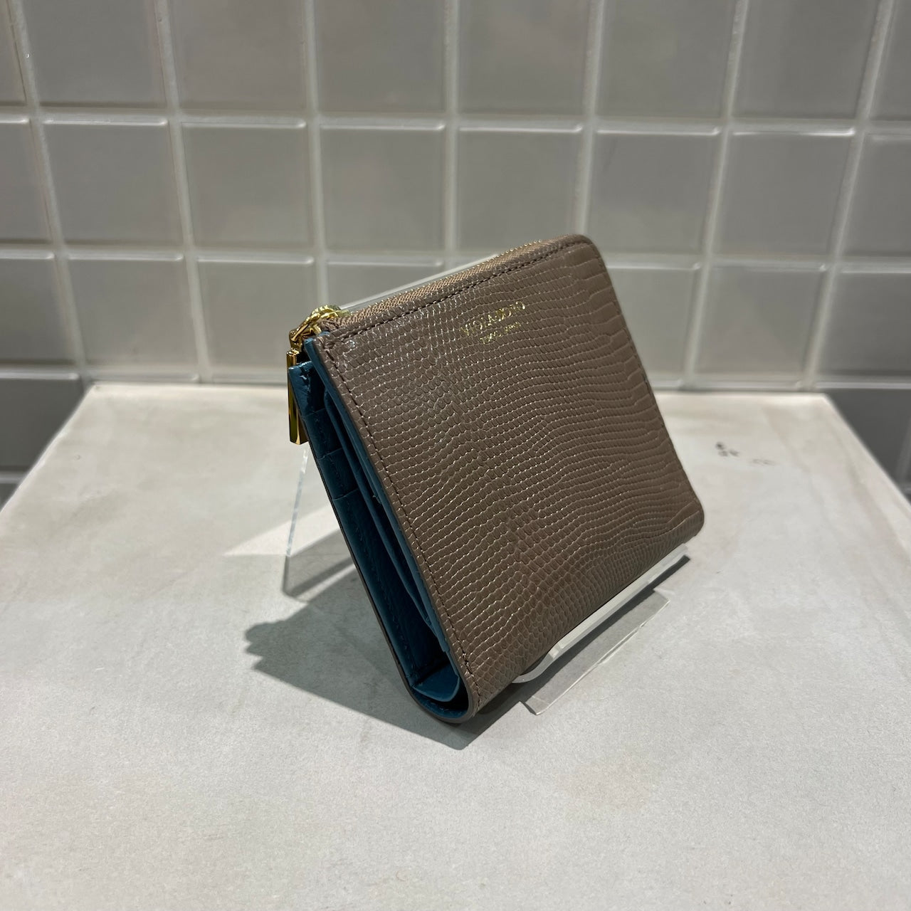 VIOLAd'RO/リザード型押しレザー二つ折りL字ウォレット