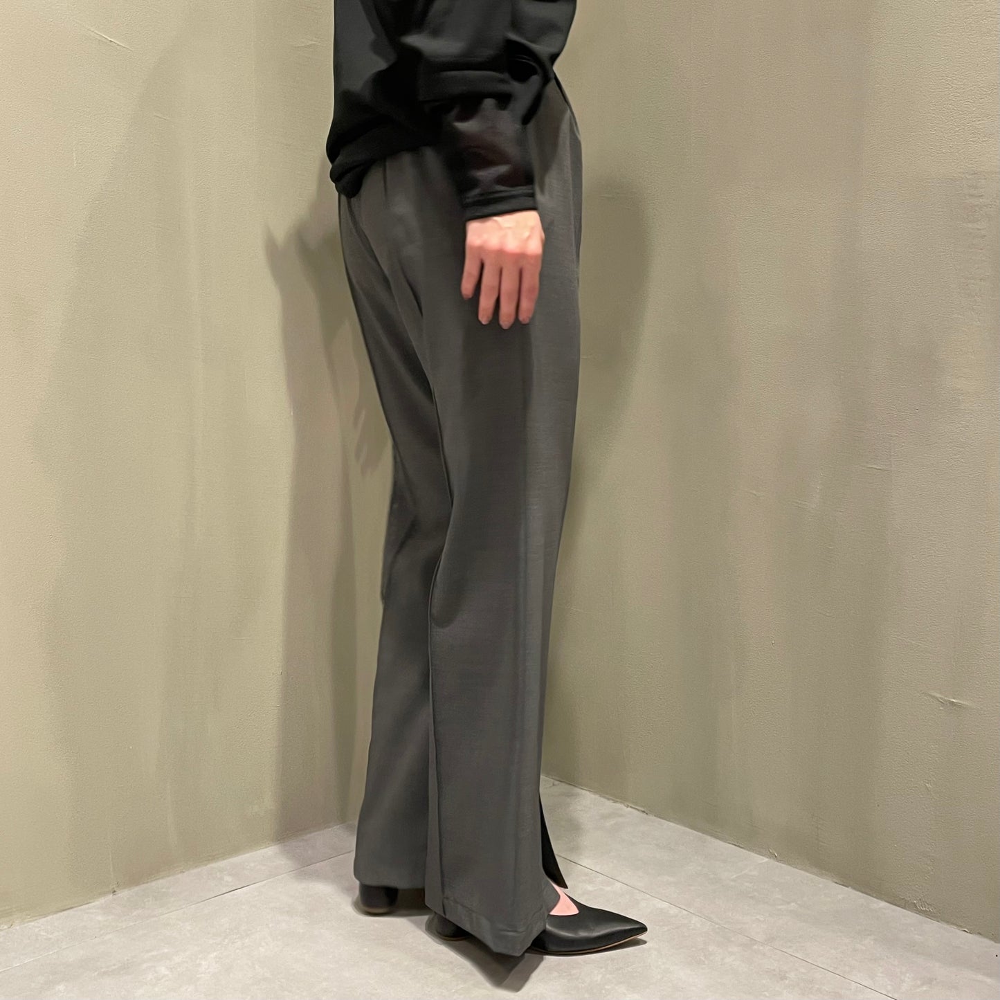 【CHIGNON】前スリットフレアパンツ