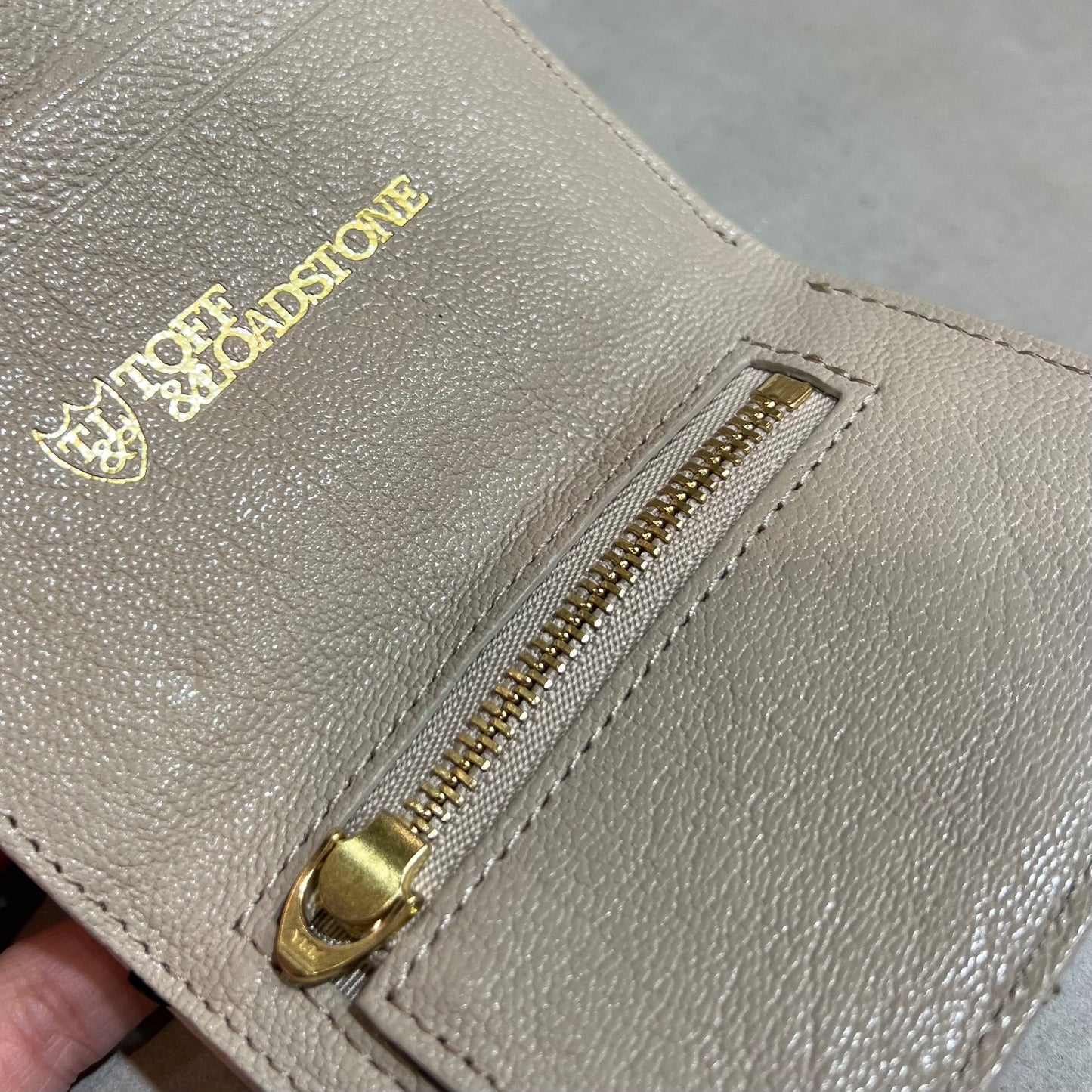 【TOFF&LOADSTONE】スリムトリフォールド ミニウォレット ライトシュリンク 三つ折り財布
