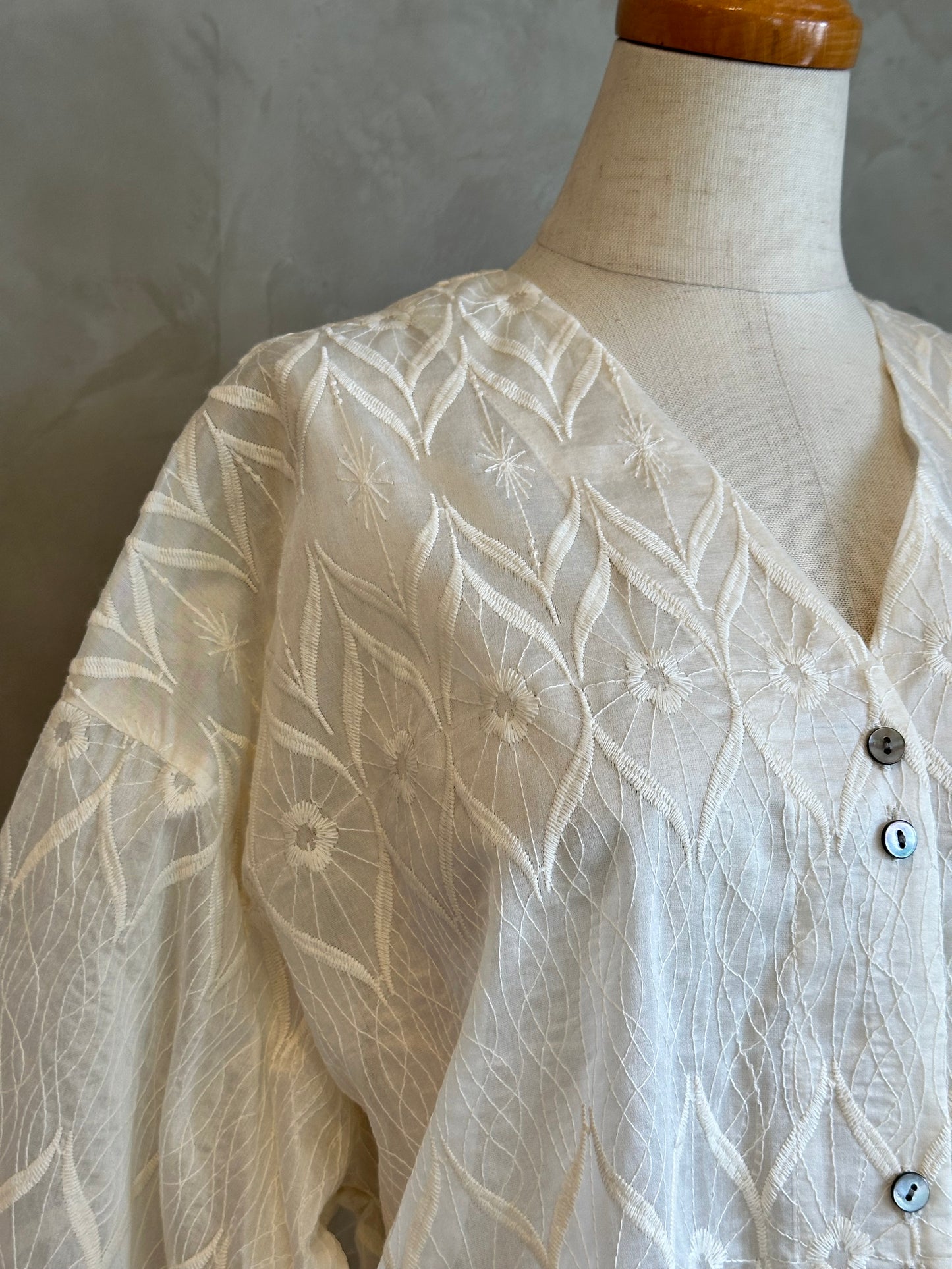 【NOMBRE IMPAIR】フラワー刺繍V開きブラウス