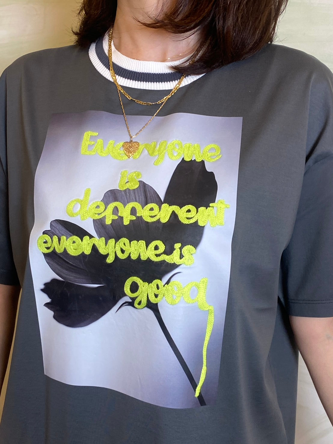 【EN'DAY】アートプリント×コード刺繍 Tシャツ