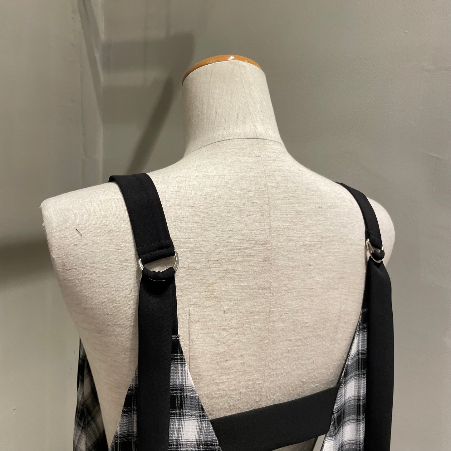 【CHIGNON】Vネックサロペット