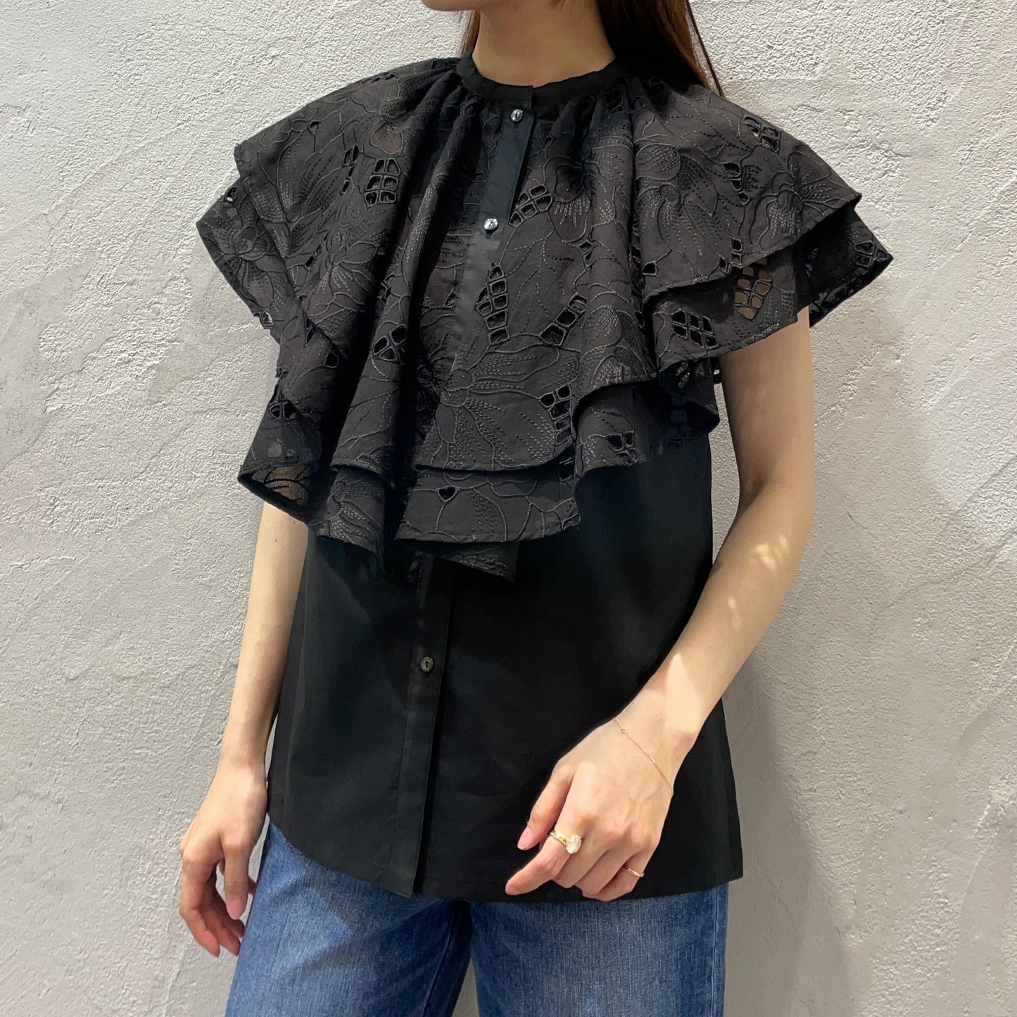 De bon coer//エンブロイダリーフラワーラッフルブラウス