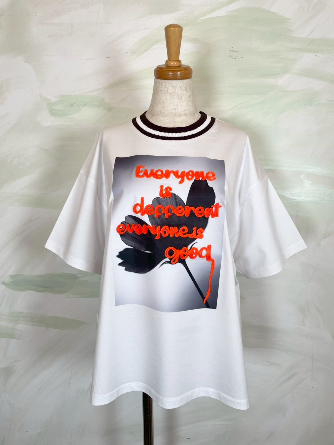 【EN'DAY】アートプリント×コード刺繍 Tシャツ