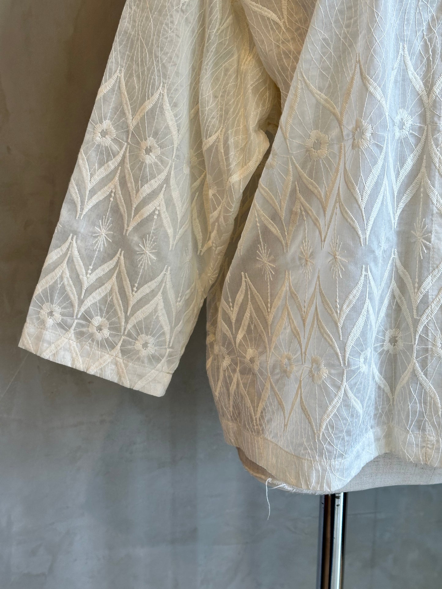 【NOMBRE IMPAIR】フラワー刺繍V開きブラウス
