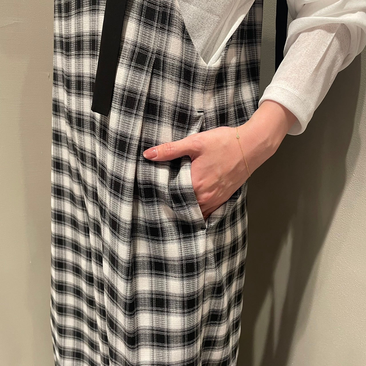 【CHIGNON】Vネックサロペット