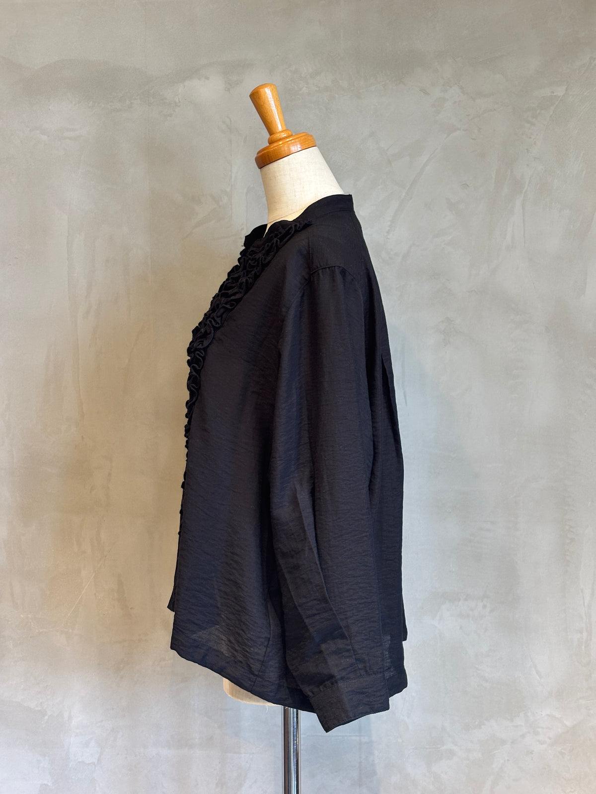 〈10/1ライブ紹介商品〉【FIL DE FER】レーヨンシャンタンショートフリルシャツ