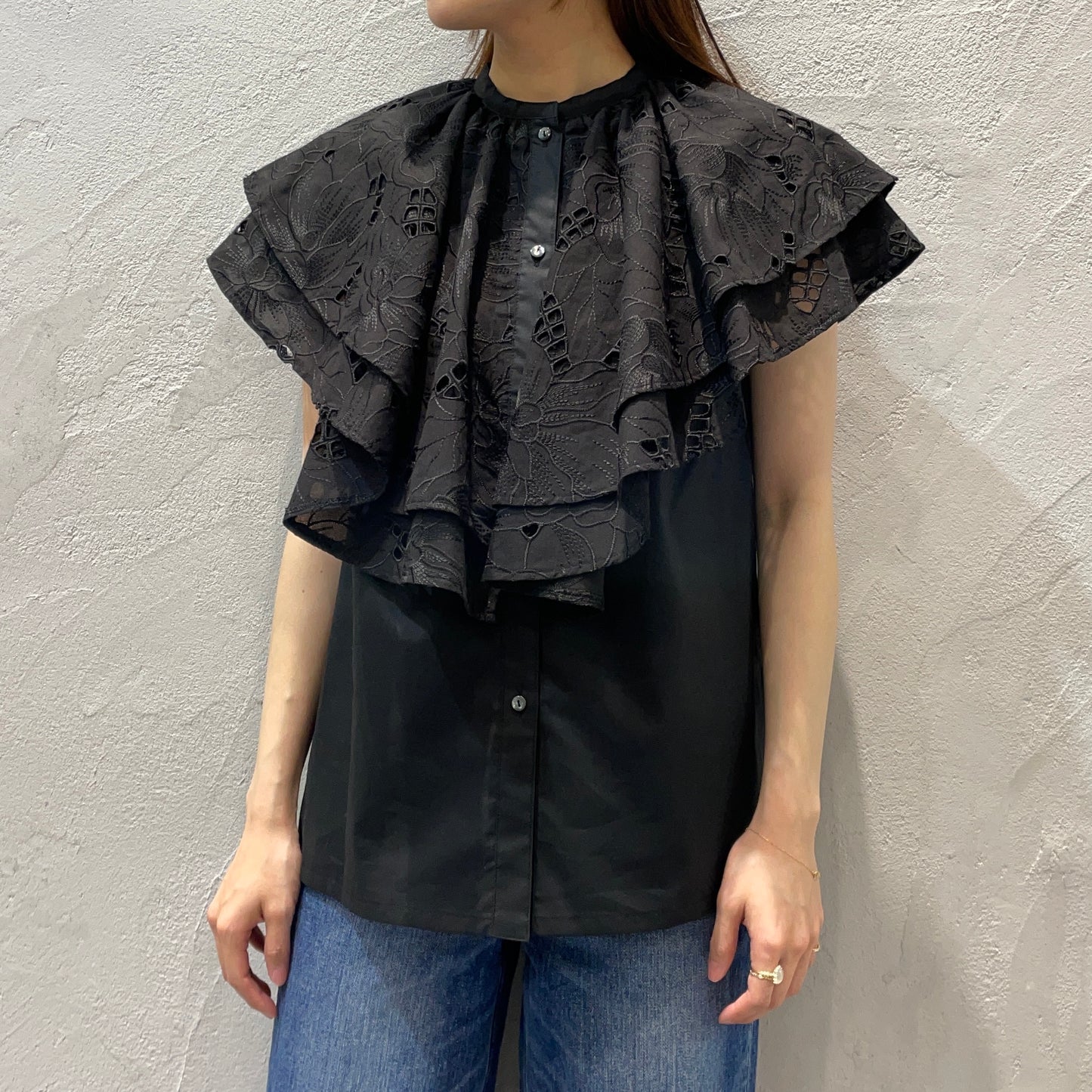 De bon coer//エンブロイダリーフラワーラッフルブラウス