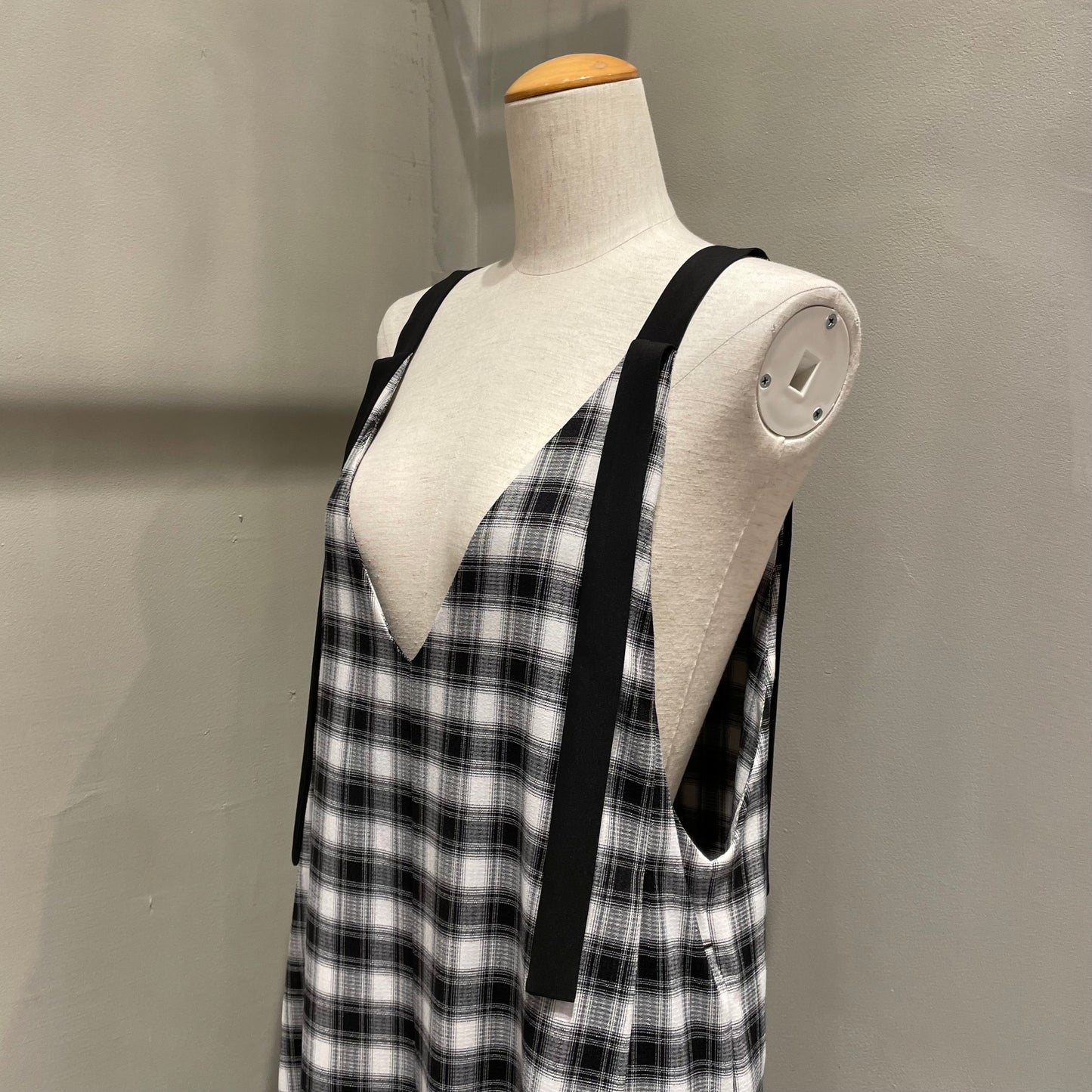 【CHIGNON】Vネックサロペット