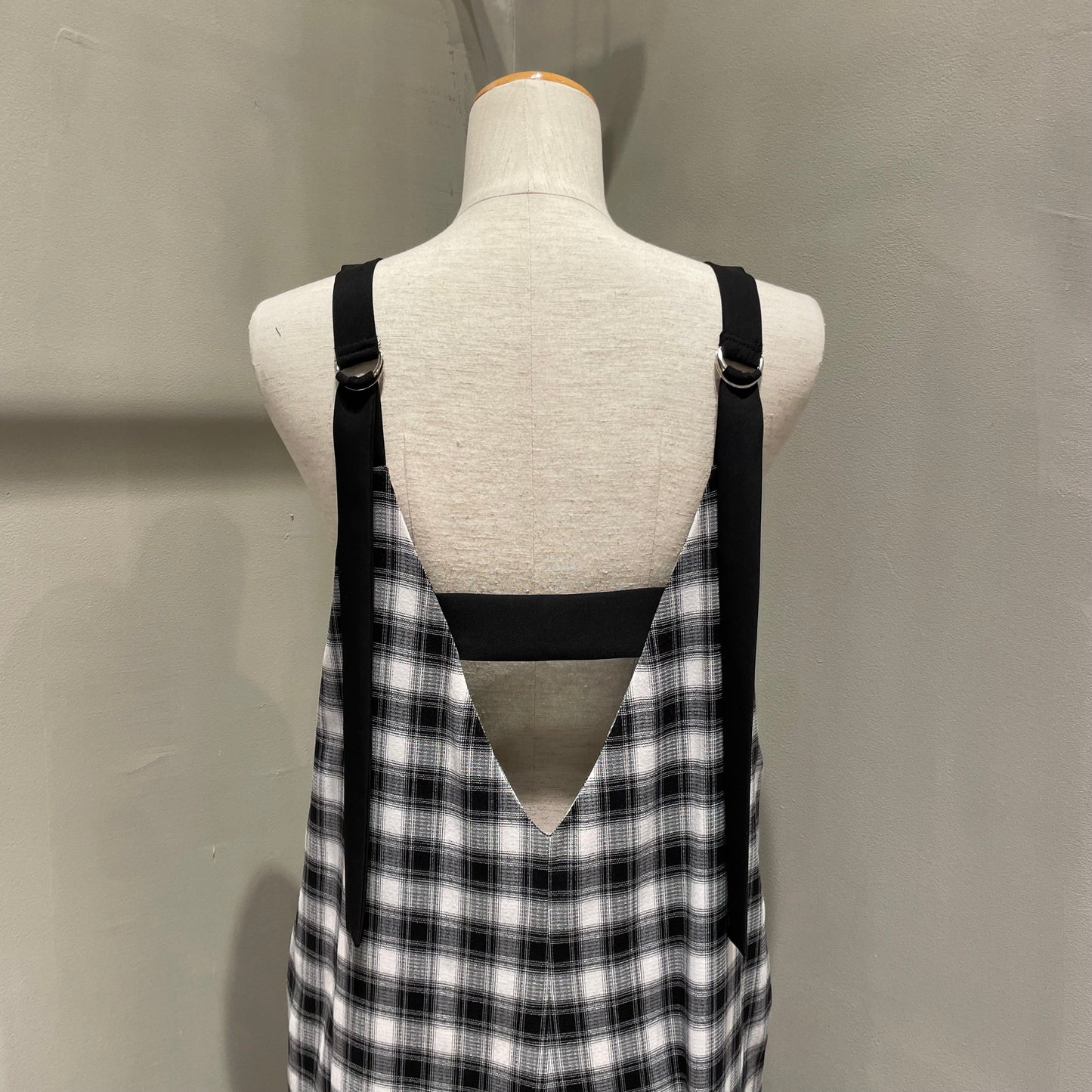 【CHIGNON】Vネックサロペット