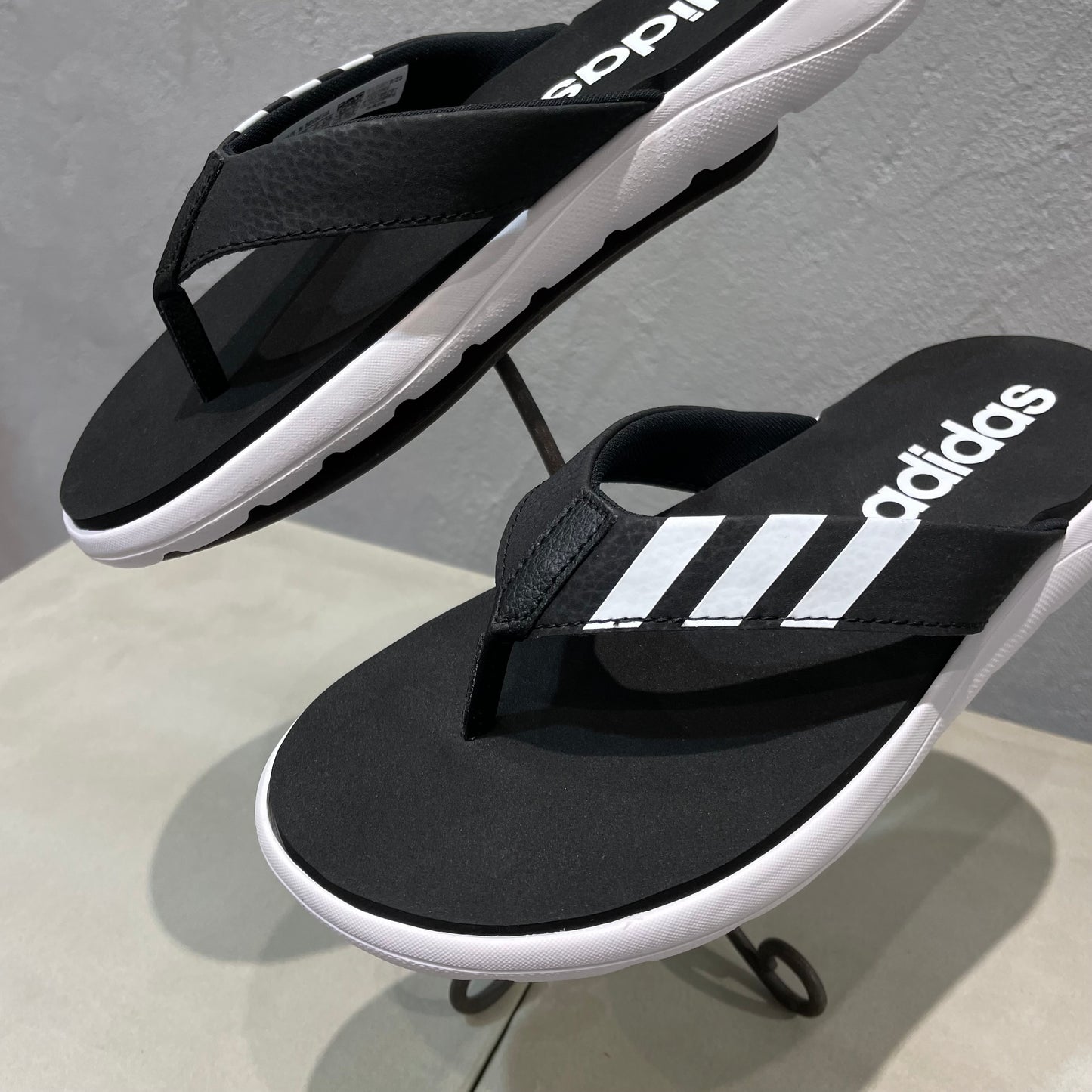 adidas//トングサンダル