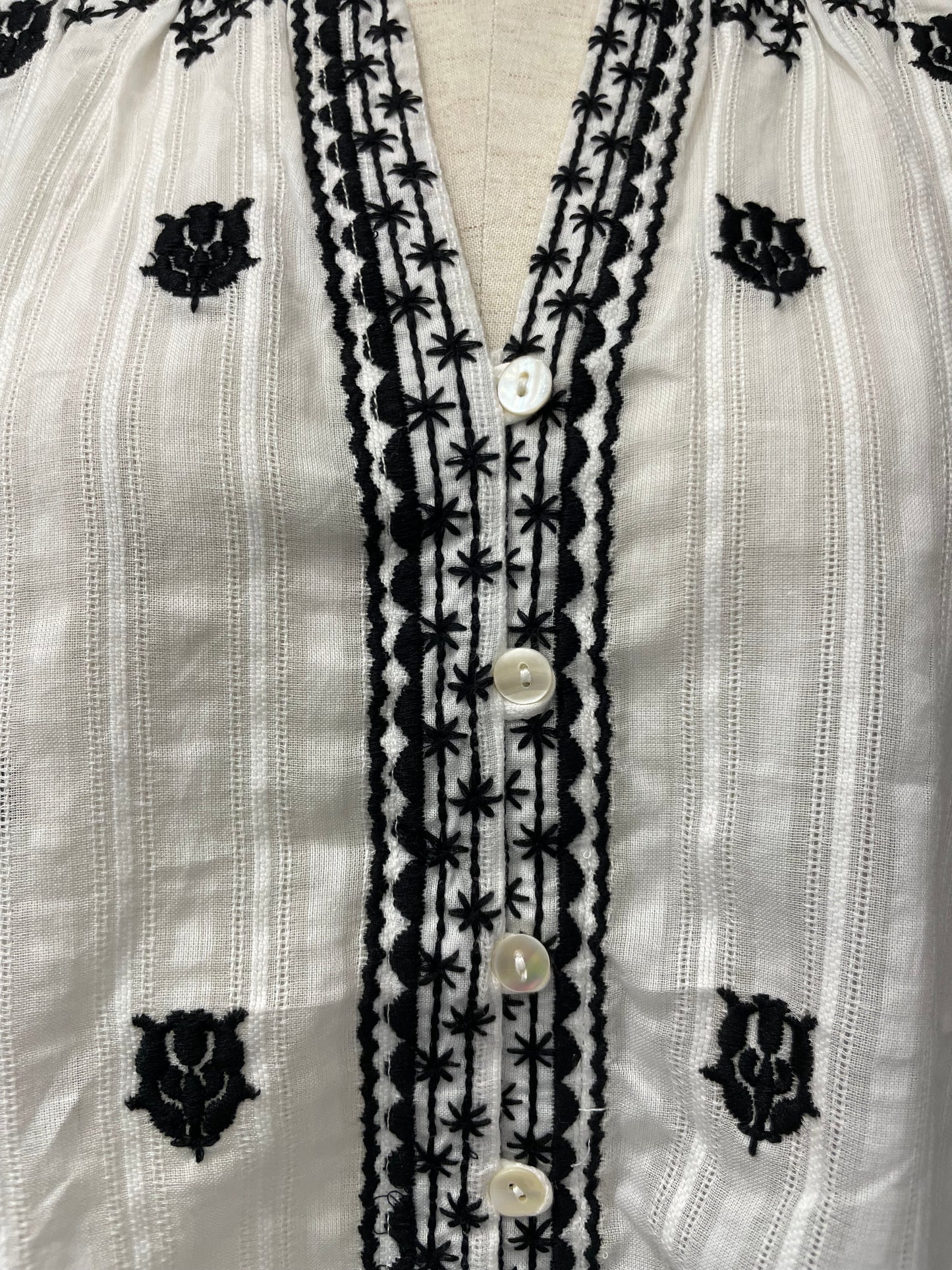 【TORRAZZO DONNA】インド刺繍ブラウス