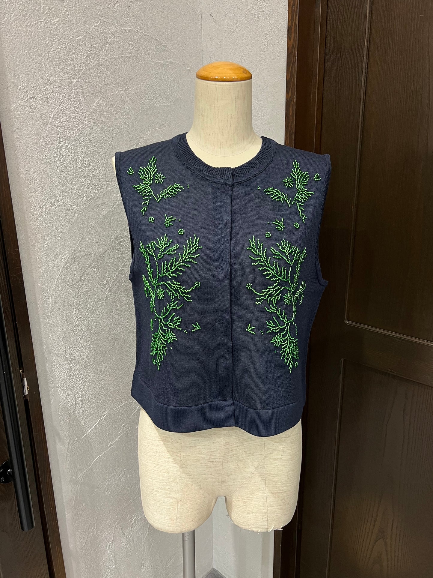 【TORRAZZO DONNA】ビーズ刺繡ニットベスト