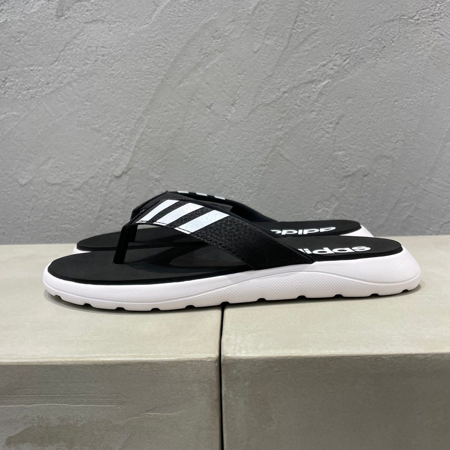 adidas//トングサンダル