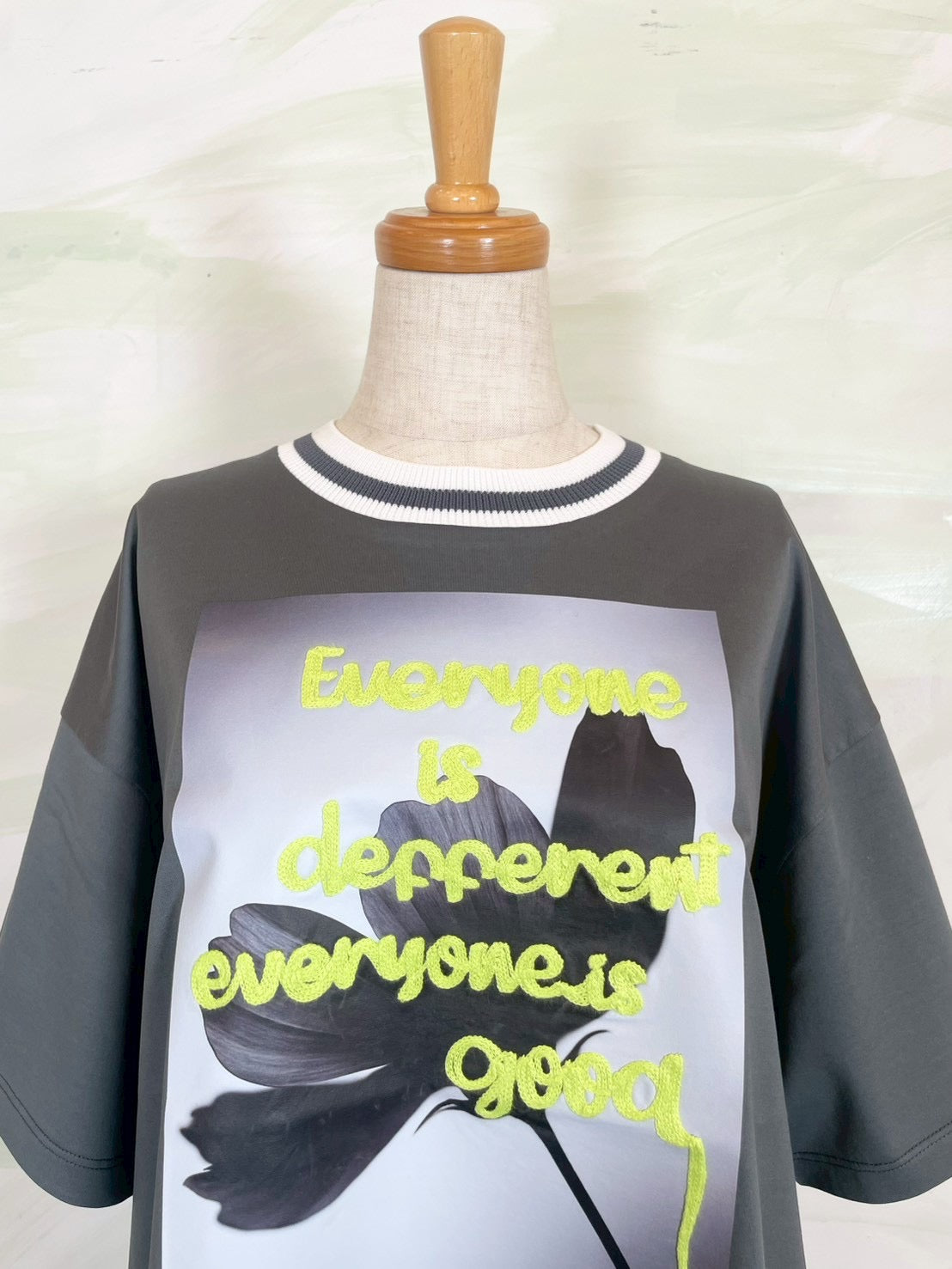 【EN'DAY】アートプリント×コード刺繍 Tシャツ
