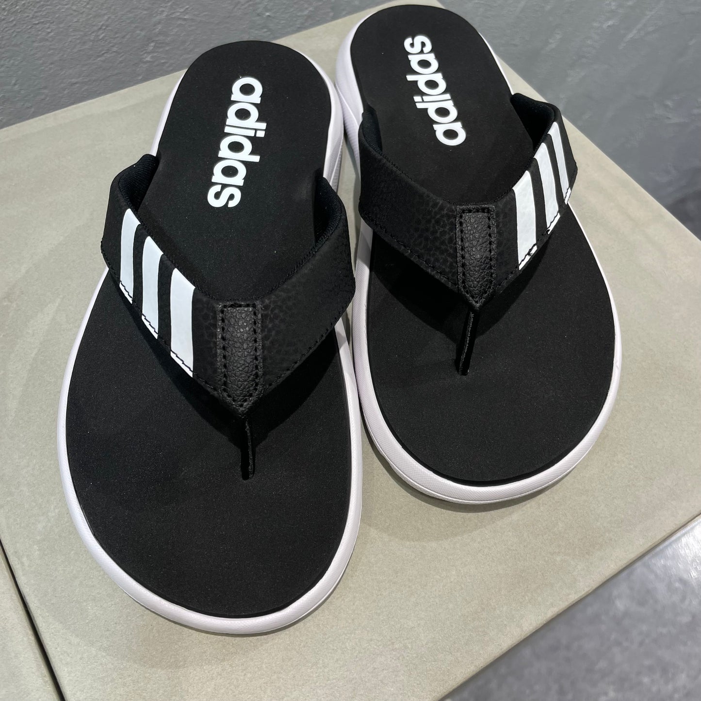 adidas//トングサンダル