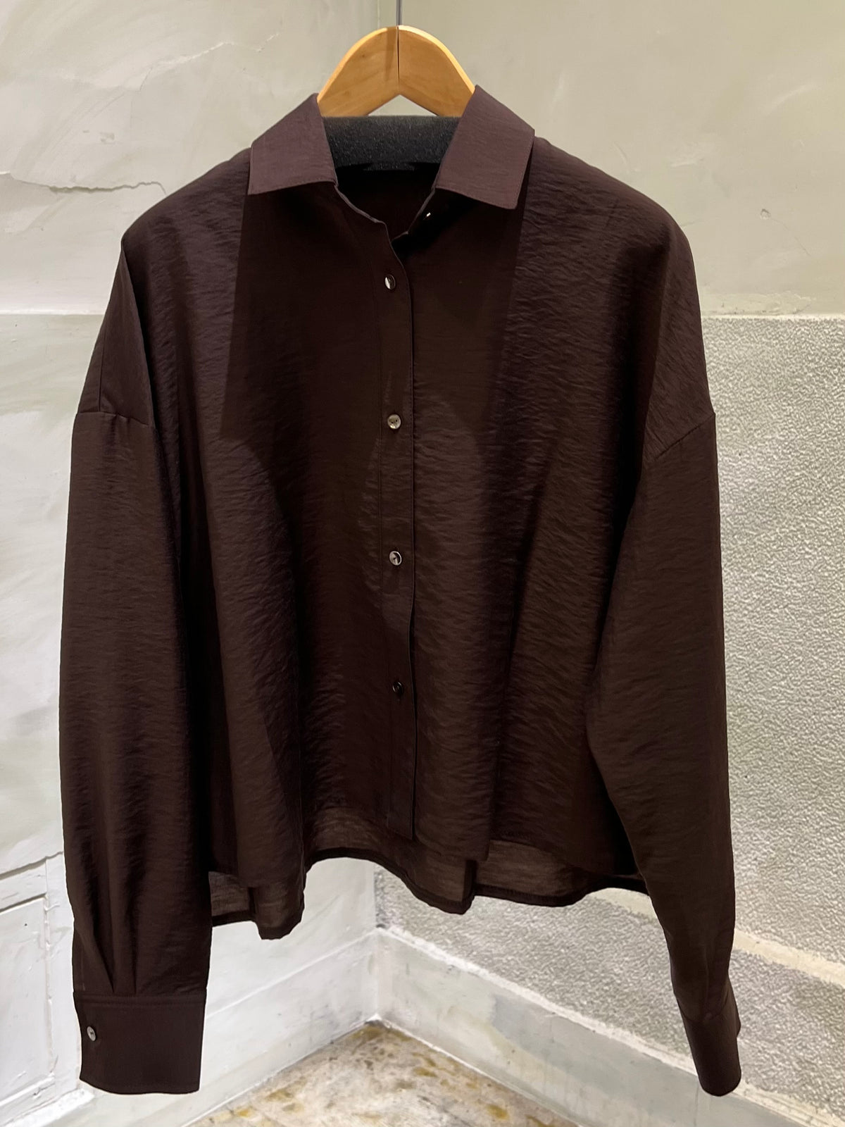【NOUQUE】ウール混 光沢ショートブラウス