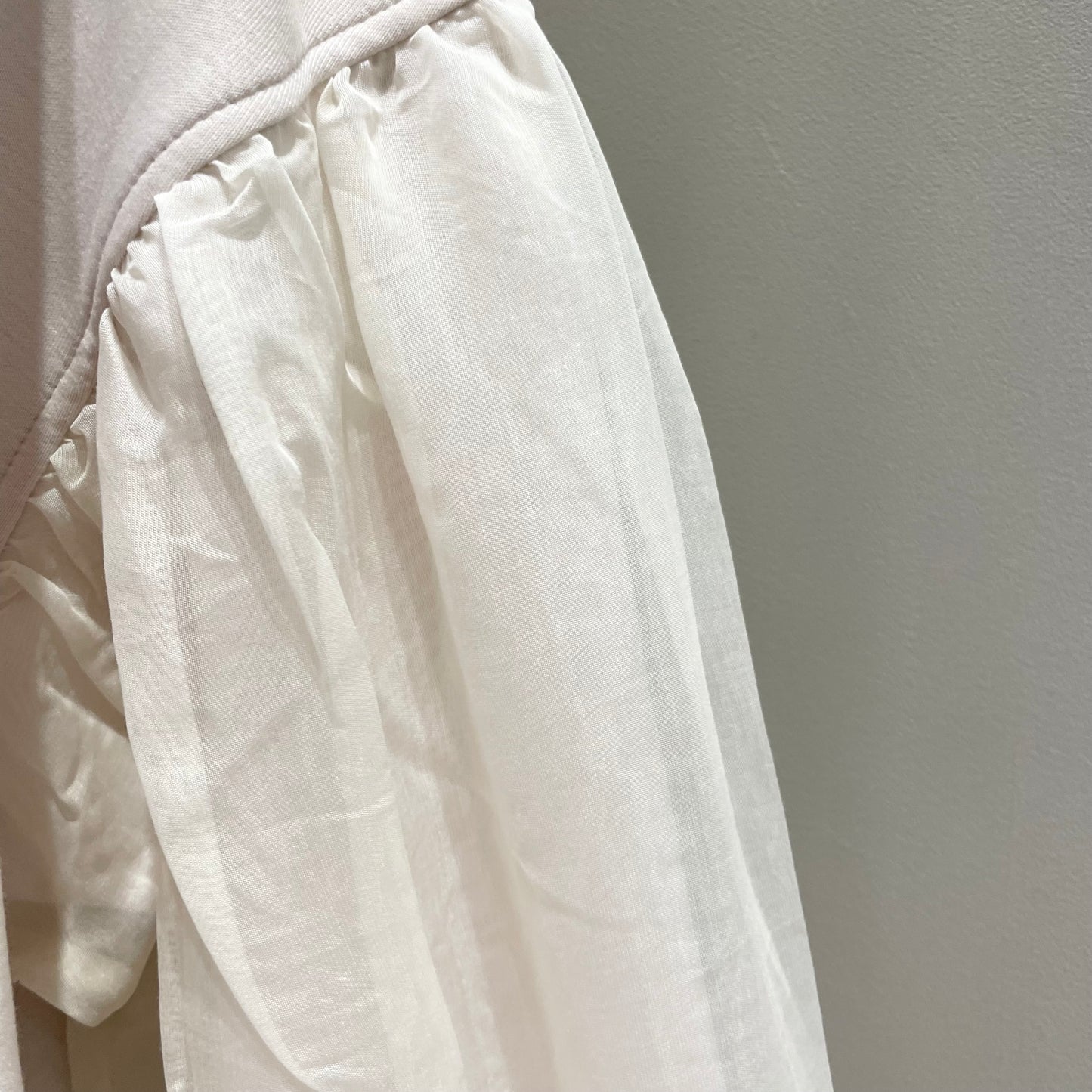 【botanical】ソフトダンボールニットボリューム袖オーガンジープルオーバー