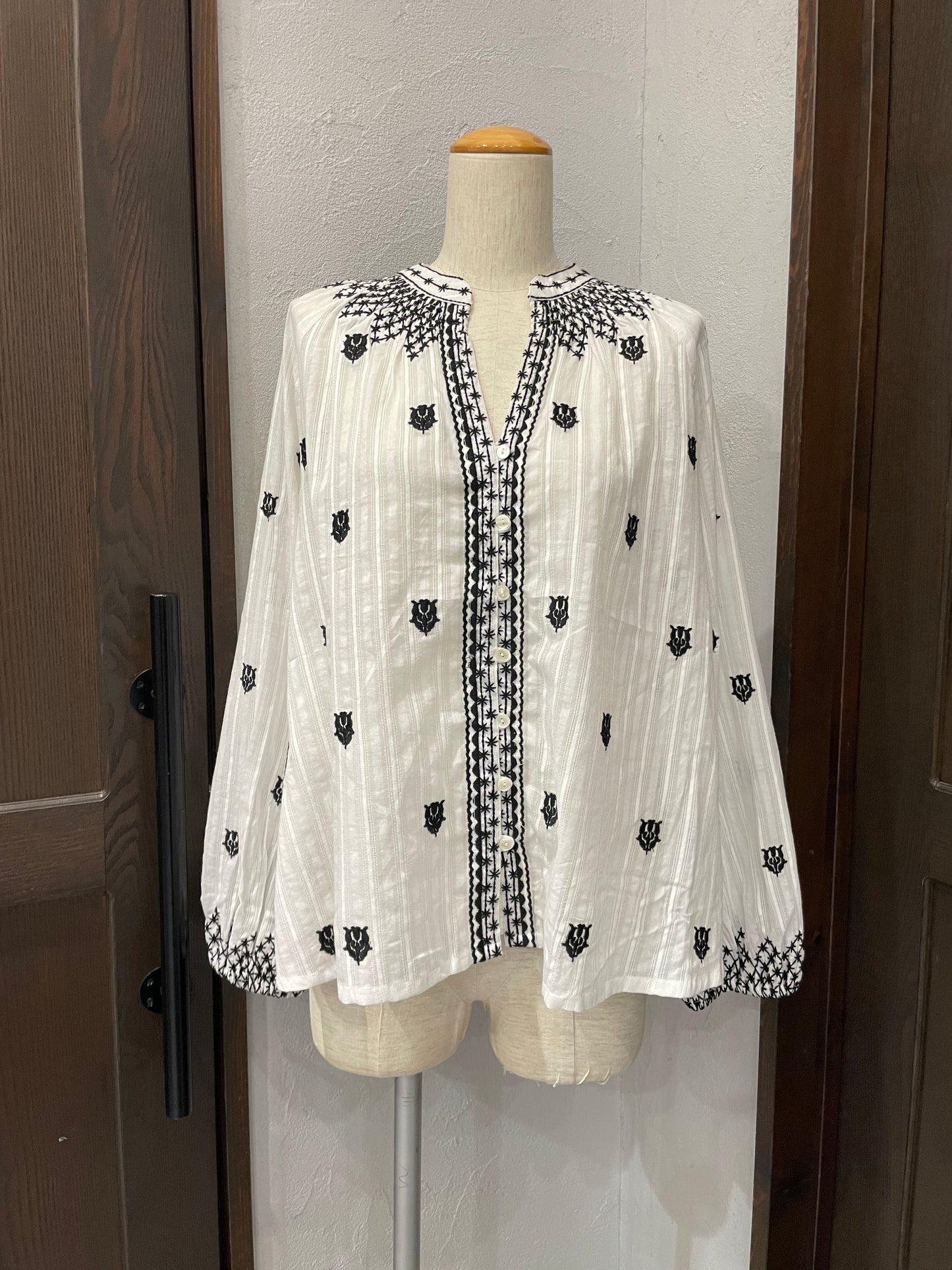 【TORRAZZO DONNA】インド刺繍ブラウス