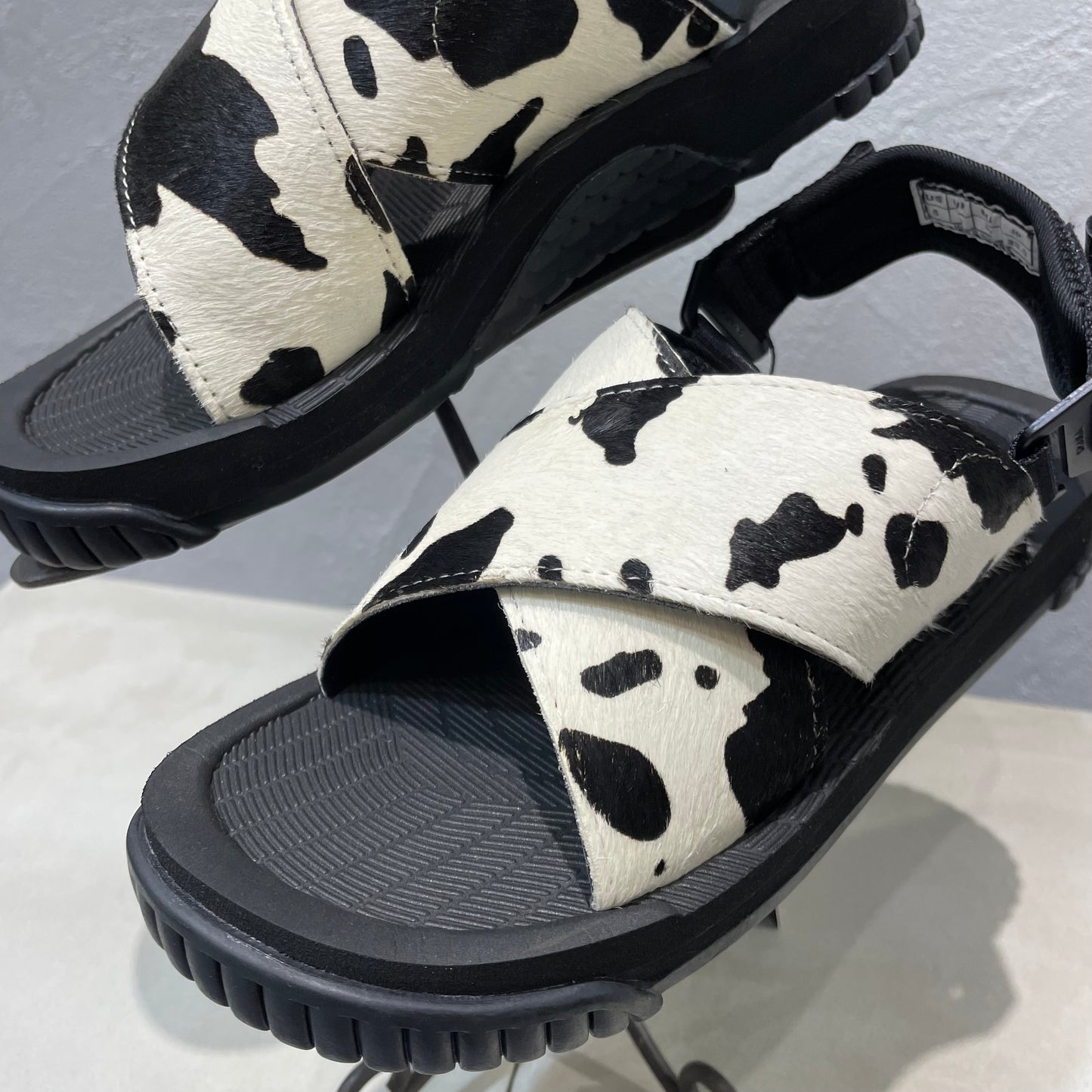 SHAKA//FIESTA COWHAIR SANDAL