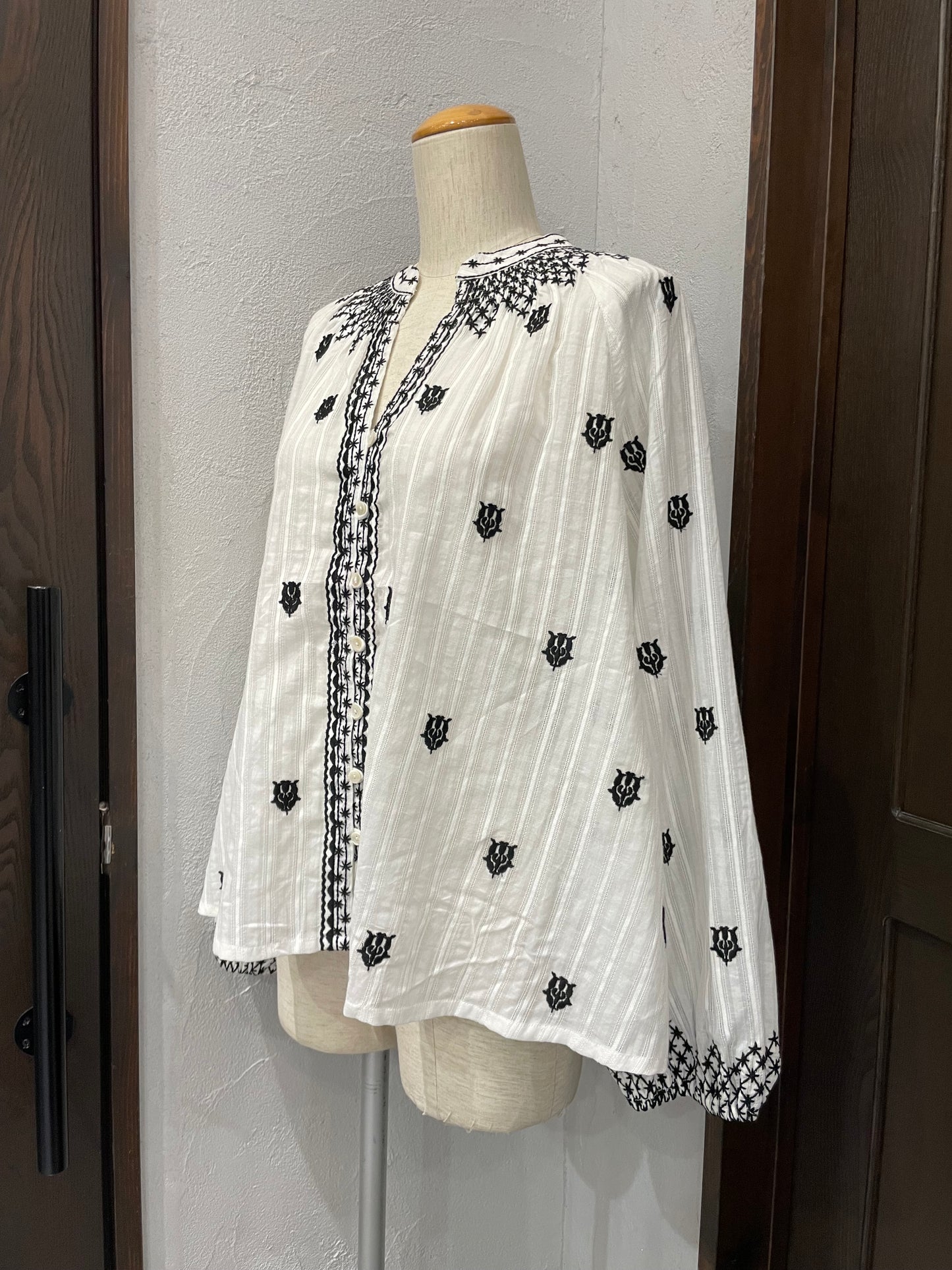 【TORRAZZO DONNA】インド刺繍ブラウス
