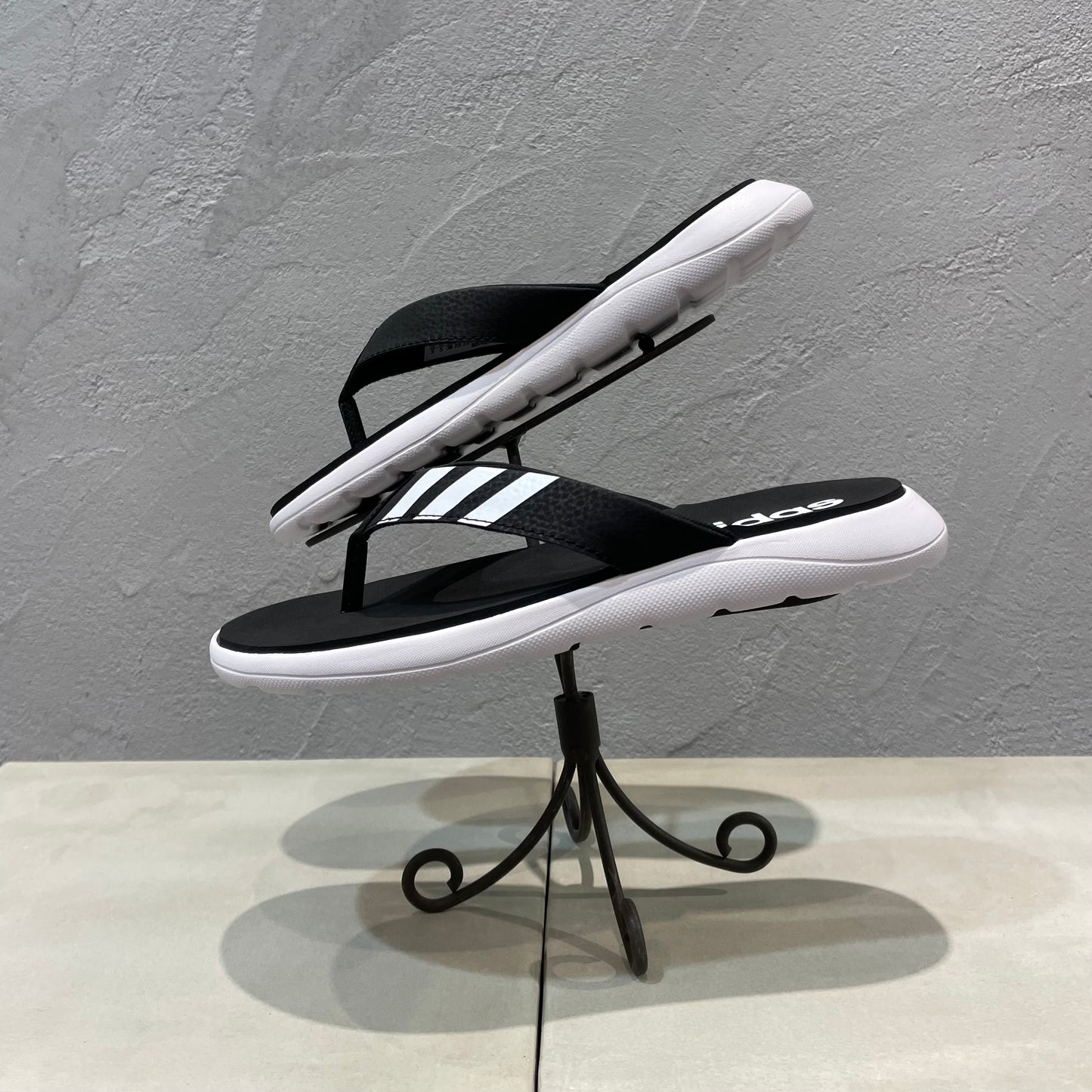 adidas//トングサンダル