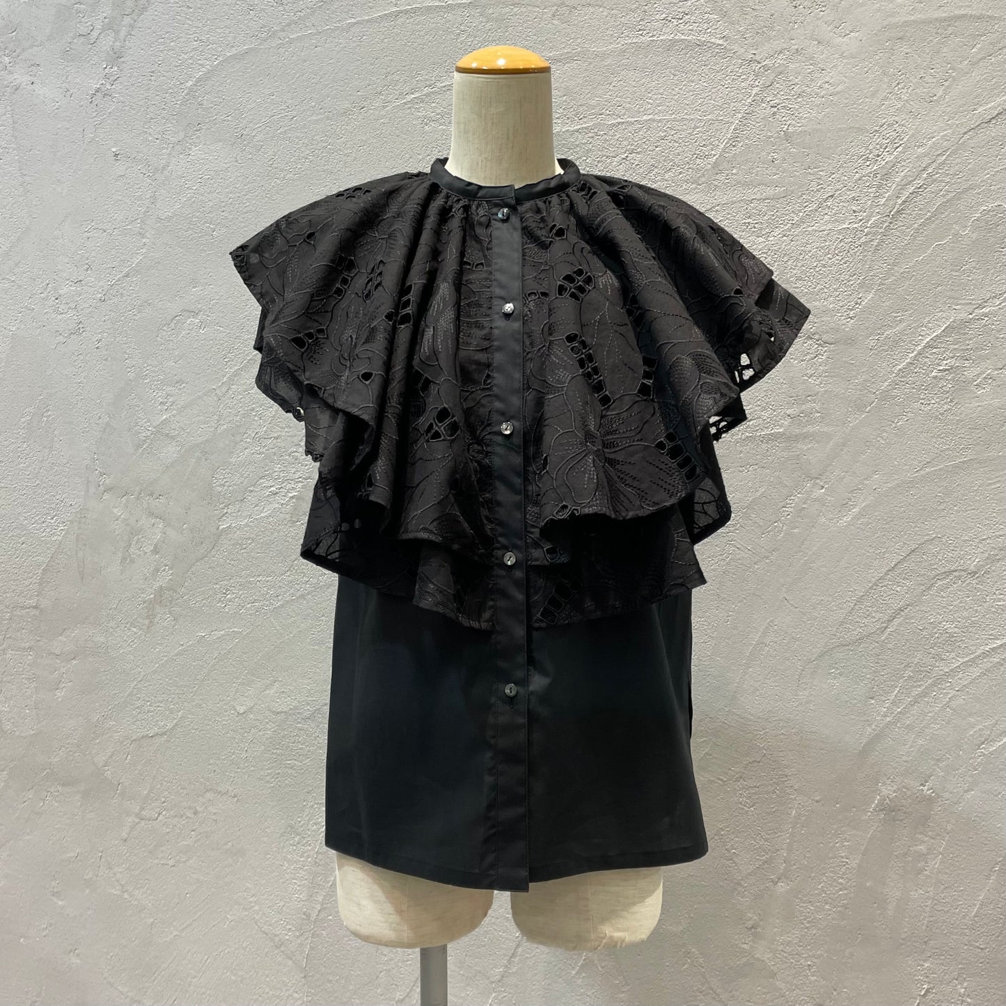 De bon coer//エンブロイダリーフラワーラッフルブラウス