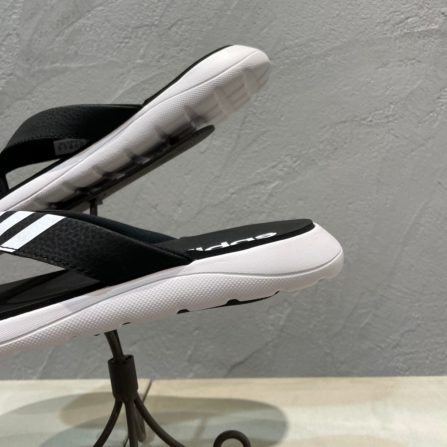 adidas//トングサンダル
