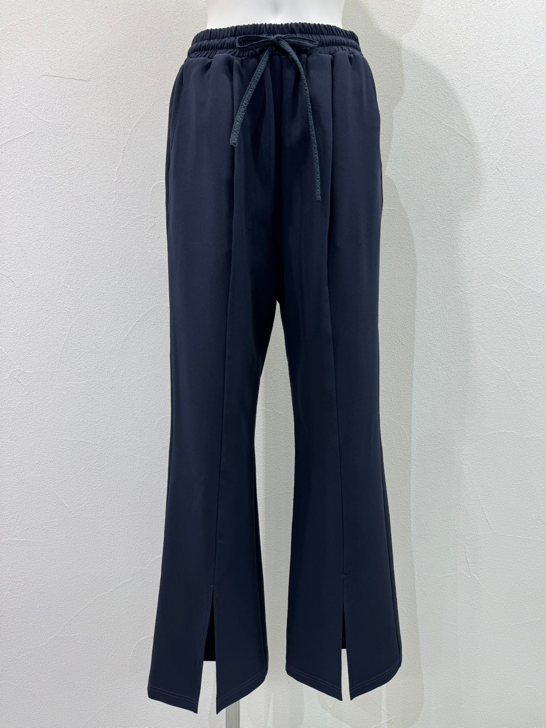 【予約商品】CYAN TOKYO スリットフレアーフィットパンツ